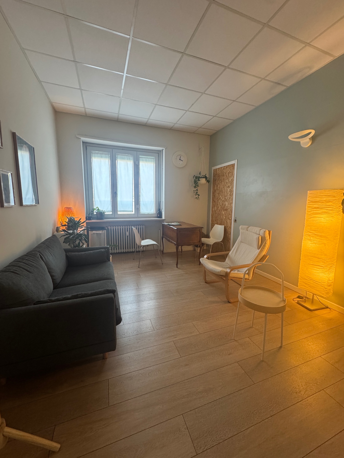 Spazio condiviso con divano, sedie e luce naturale