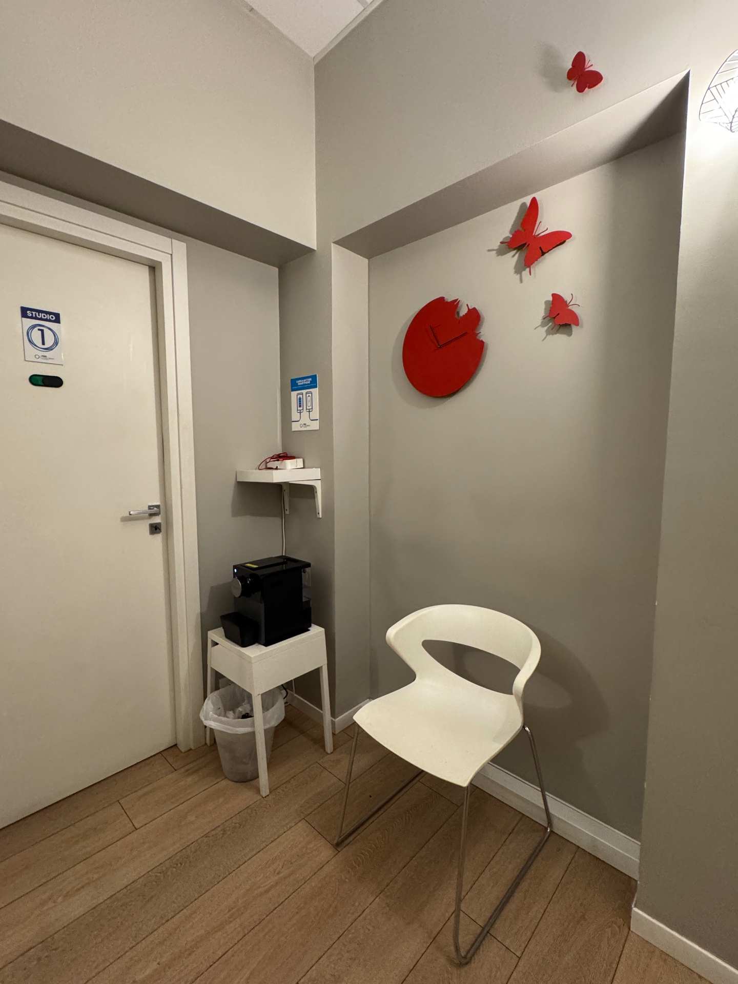 Angolo relax con sedie bianche e decorazioni rosse